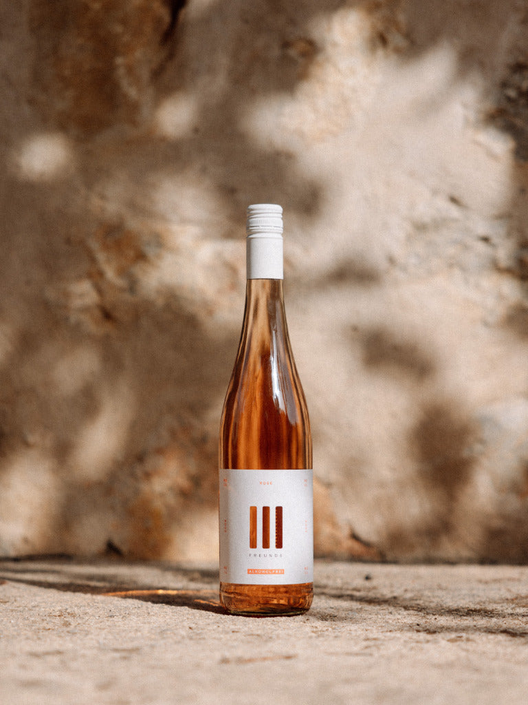 III Freunde Rosé Alkoholfrei Roséwein Flasche vor Mauer