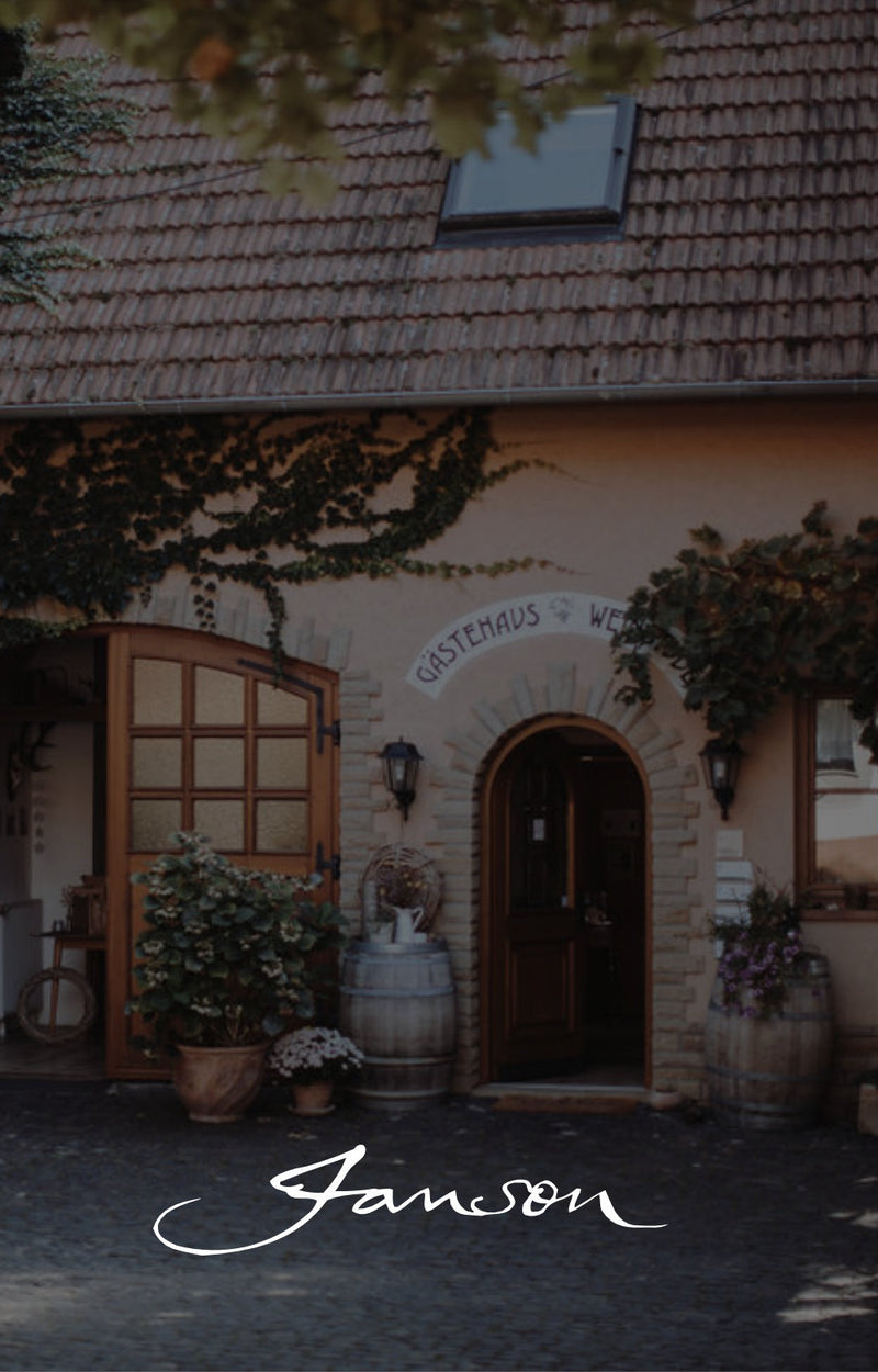 Weingut Janson Vendersheim Blick aufs Gästehaus mit Logoeinbindung