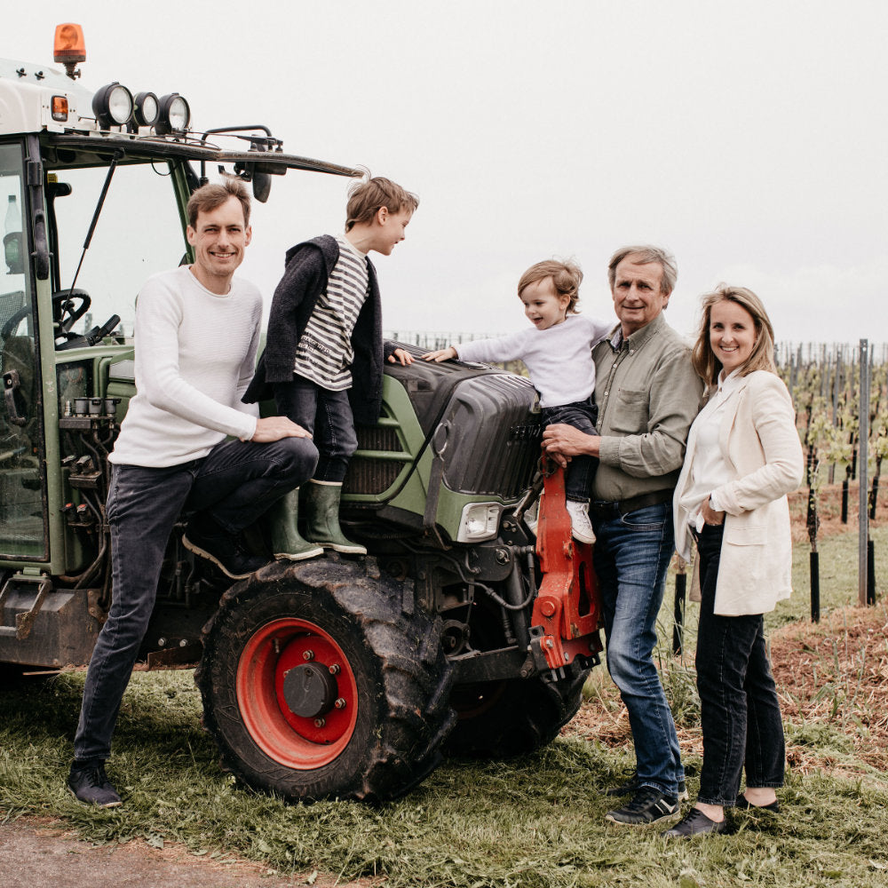 Das Team vom Weingut Eimermann auf einem Traktor in ihren Weinbergen