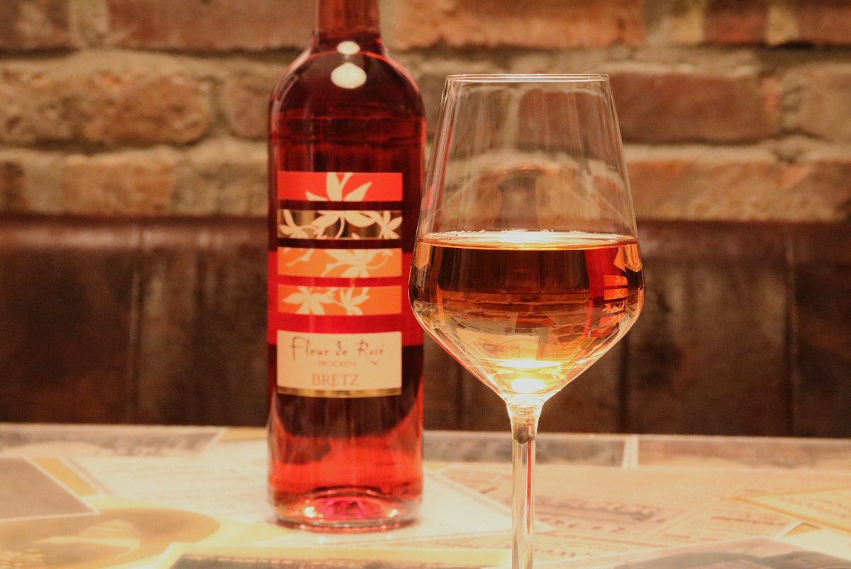 Kategoriebild Roséwein Roséwein im Glas mit Roséweinflasche