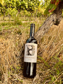 Brookford Shiraz Rotwein umgeben von Weinreben im Weinberg