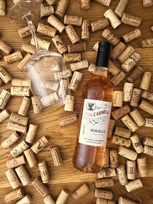 Casa Carmela Semi Dulce Rosado Roséwein auf Holz im Korkbett