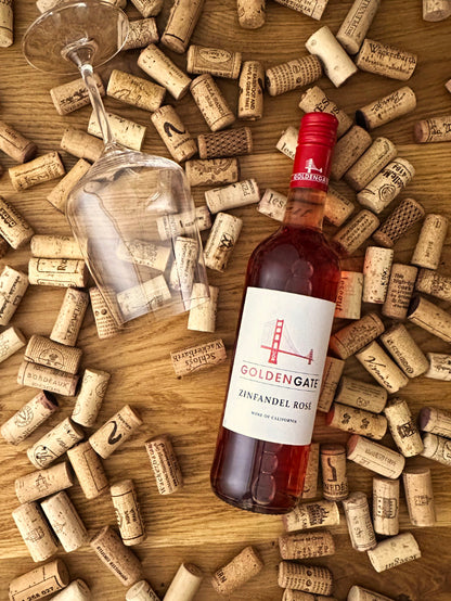 Golden Gate Zinfandel Roséwein auf Holz im Korkbett