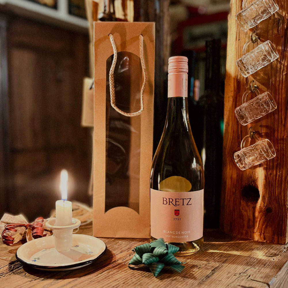 Flasche Wein mit Geschenkverpackung in schickem Ambiente als Promotion für Geschenkverpackungen