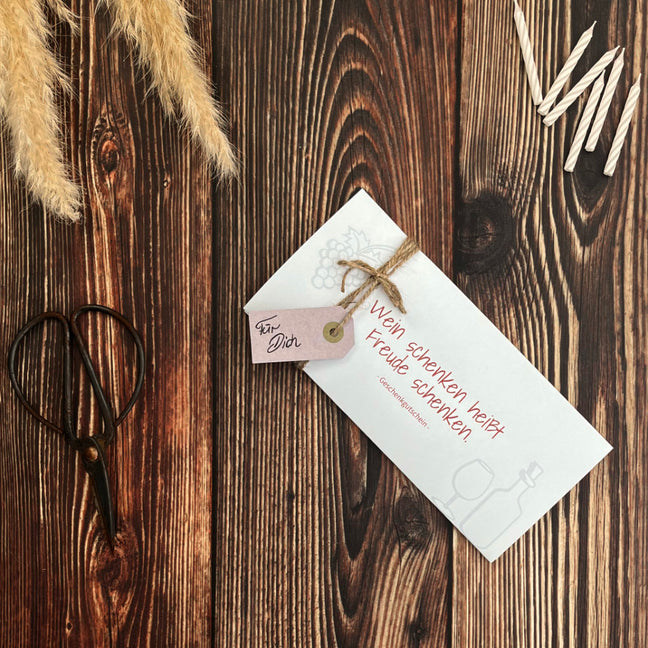 Wein Gutschein auf Holz als Promotion für Geschenkgutscheine für Wein
