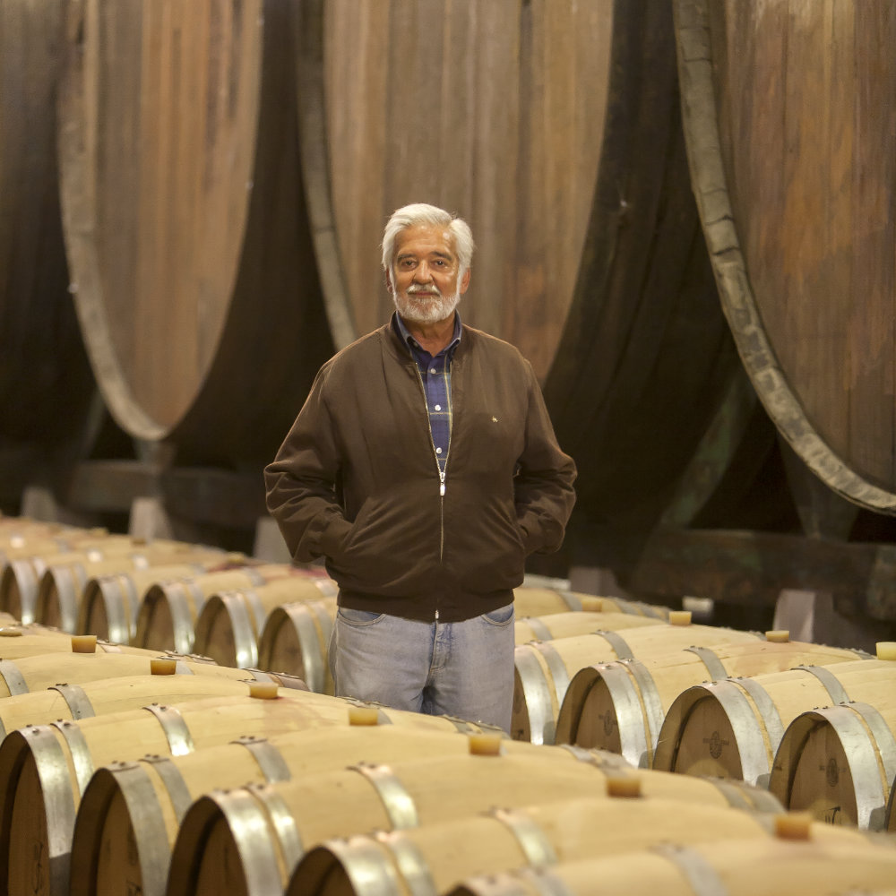 Winzer vom Weingut DFJ Vinhos im Weinkeller mit Fässern