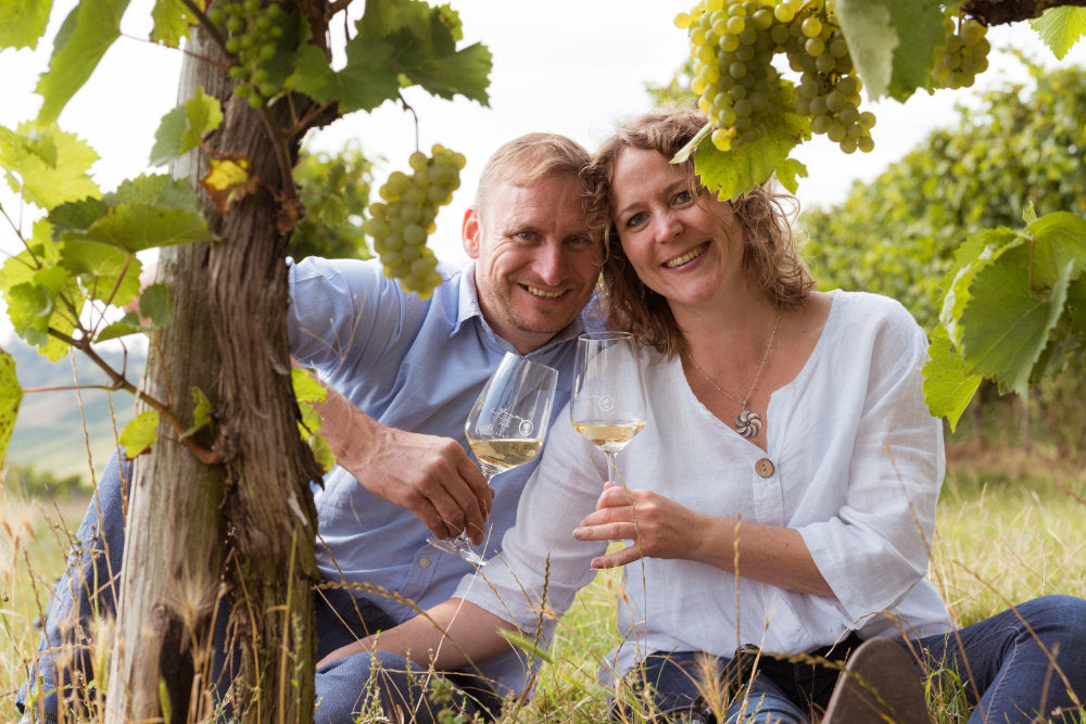 Weingut Janson Bild in den Weinbergen von Oliver Janson und Katharina
