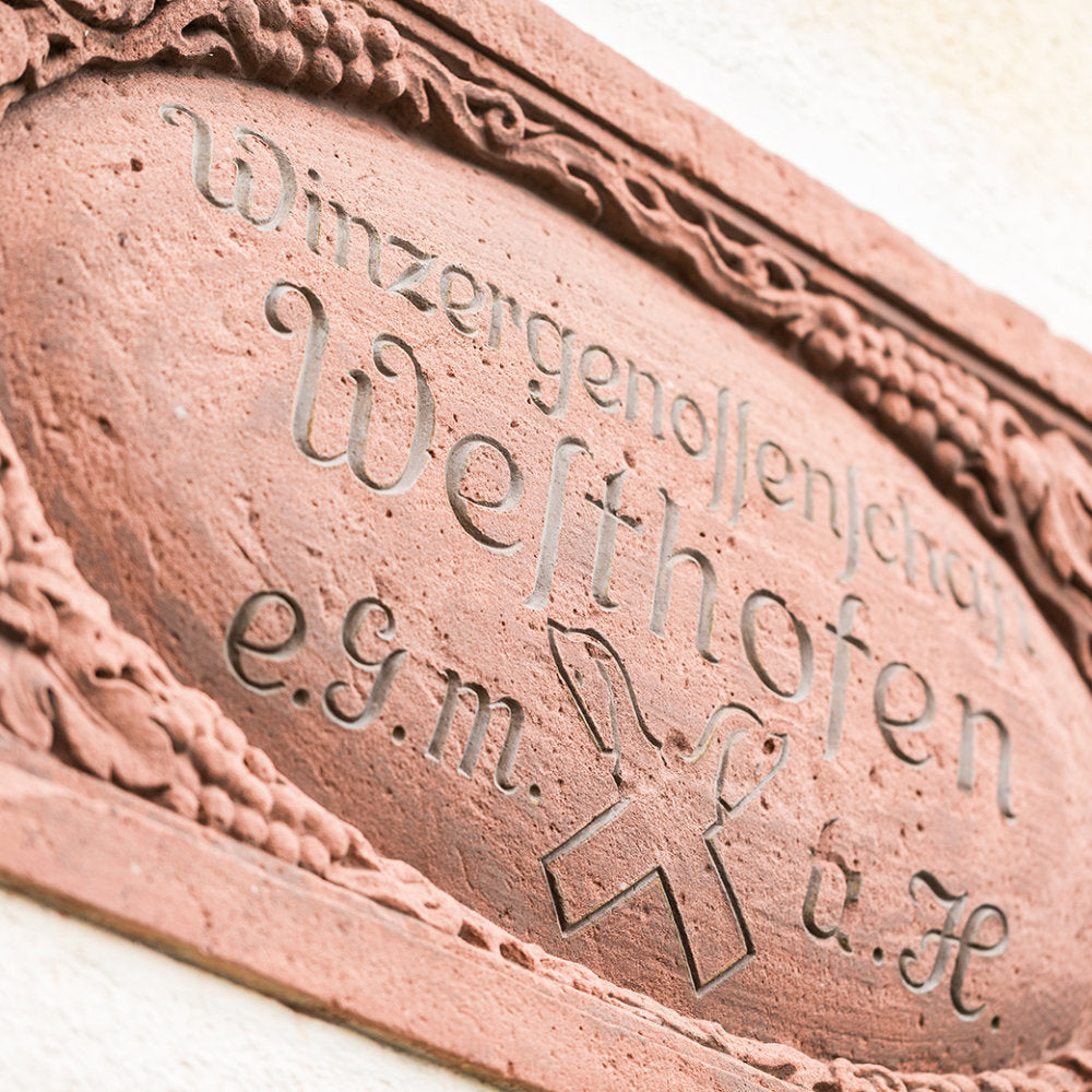 Detailbild des in Stein gemeiselten Schrifzugs vom Weinkontor Westhofen