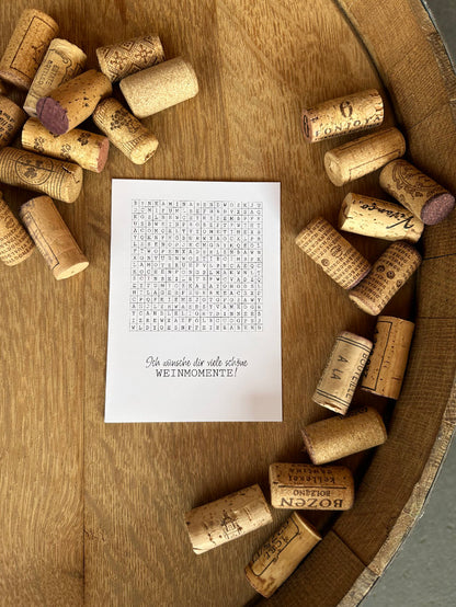 Grußkarte Rätsel voller Weinmomente fotografiert auf Fass mit Korken