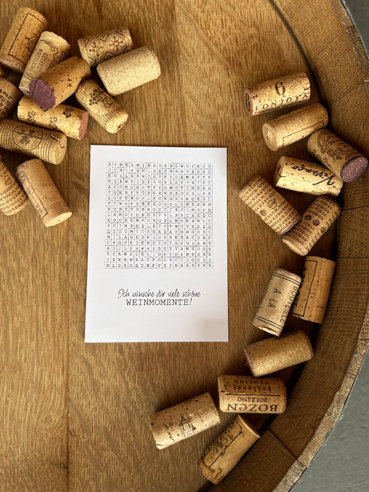 Grußkarte Rätsel voller Weinmomente fotografiert auf Fass mit Korken