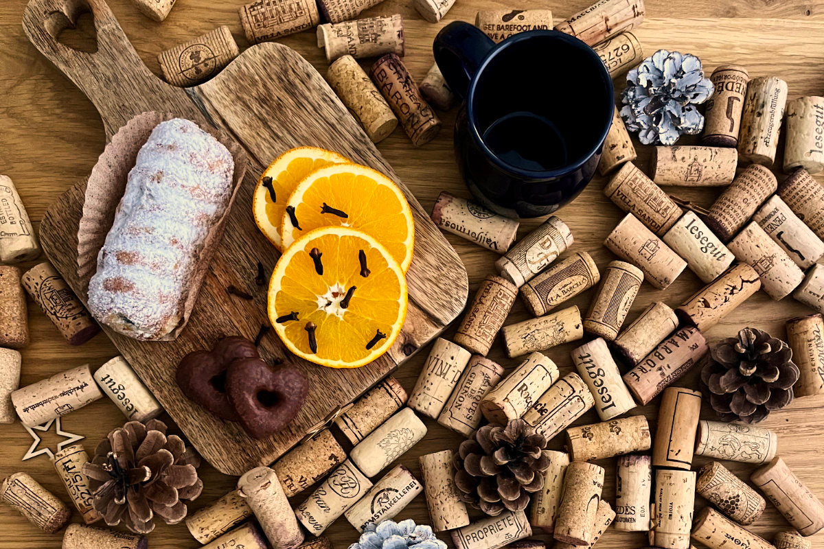 Kategoriebild Glühwein Korken und winterliches Arrangement von Nelken, Stollen, Orange und Lebkuchen