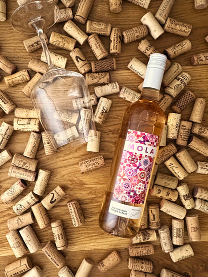 Mola Rosado Roséwein auf Holz im Korkbett